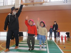 歩き方教室に参加する子どもたちの写真