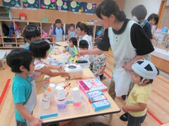 お店で買い物をしている写真