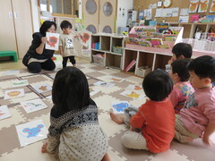 カードの絵を合わせて遊んでいるところ