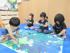 絵の具遊びをしているところの写真
