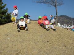 緑地公園で丘すべりをしているところ