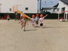 2歳児がかけっこをしている写真
