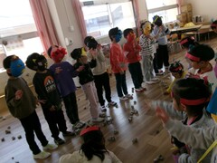 鬼のお面をかぶって登場した5歳児