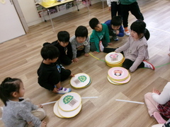 4歳児がひなまつりゲームを楽しんでいる写真