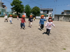 公園でおいかけっこをしている写真