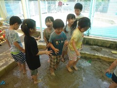 どろんこ遊びをしている写真