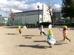 3歳児が凧あげをしている写真