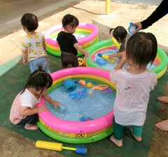 水遊びをしている写真