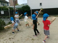 5歳児がちゃんばらごっこで遊んでいる写真