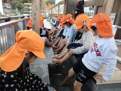 4歳児が足湯に浸かっている写真