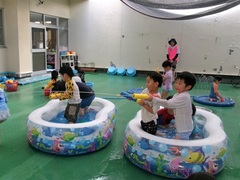 4歳児が水遊びをしている写真