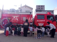 2歳児が消防車を見ている写真