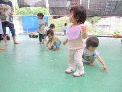 1歳児が床に張りついたシャボン玉を触る写真
