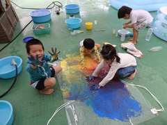 4歳児が絵の具遊びをしている写真