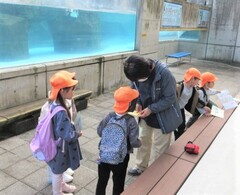 遠足でスタンプラリーをする子どもの様子