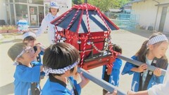 神輿をかくこどもの様子