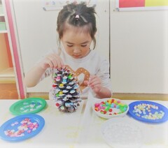 クリスマスツリーの製作をする子どもの様子