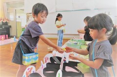お店屋さんごっこをする子どもの様子