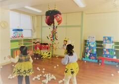 節分で鬼の形をした鈴わりをする子どもの様子