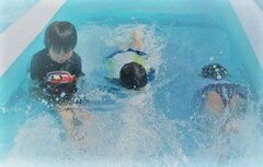 プール遊びを楽しむ様子