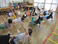 体幹遊びをする5歳児の写真