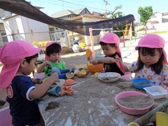 砂場で遊ぶ子どもの写真