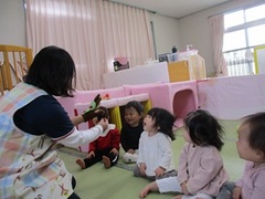 手袋人形で遊ぶ子どもの写真