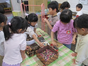 クリスマス製作をする子どもの写真