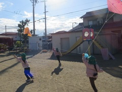 凧あげを楽しむ子どもの写真