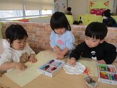 製作遊びを楽しむ子どもの写真