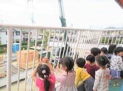 工事見学をする子どもの写真