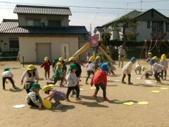 お別れ会でカードめくりを楽しむ子どもの写真