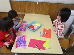 こいのぼりの製作をしている写真