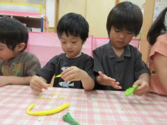 紙粘土でクッキーを作って遊んでいる子どもの写真