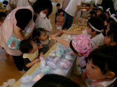 夏まつりごっこで遊んでいる子どもの写真