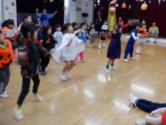 ハロウィンの衣装でダンスを楽しむ子どもたちの写真