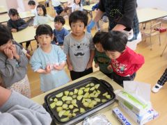 さつまいもパーティーをしている写真