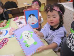 ２歳児が福笑いを楽しんでいる写真