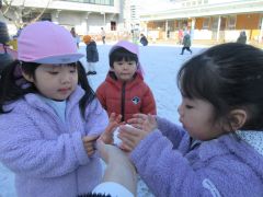 雪遊びを楽しんでいる子どもの写真