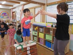 室内で跳び箱を楽しむ子どもたちの写真