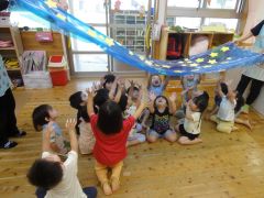 作った天の川を見て歓声を上げる子どもたちの写真