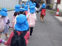 5歳児が春を探して散歩に行っている写真
