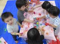 氷絵の具で遊んでいる写真