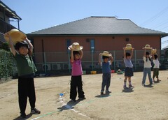 麦わら帽子を使ったダンスを楽しんでいる様子