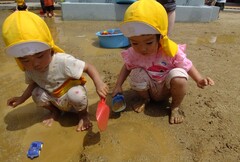 水や泥を触って遊んでいる様子