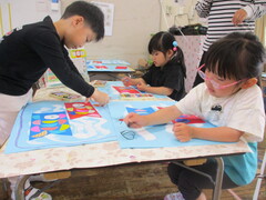 こいのぼり製作に取り組んでいる子どもの写真
