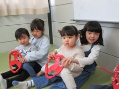 バスごっこをしている写真