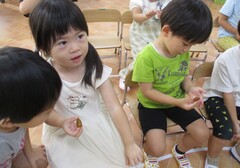 どんぐりを触って遊んでいる写真