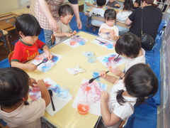 片栗粉スライムで遊んでいる写真