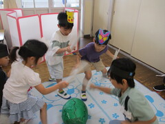 夏祭りですいか割りを楽しんでいる写真
